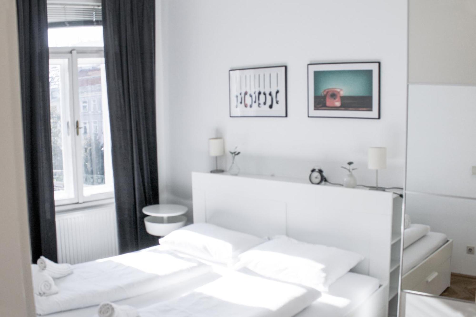 Spittelau Spacious Bright Contactless Selfcheckin Central Metro Train Station Apartment
